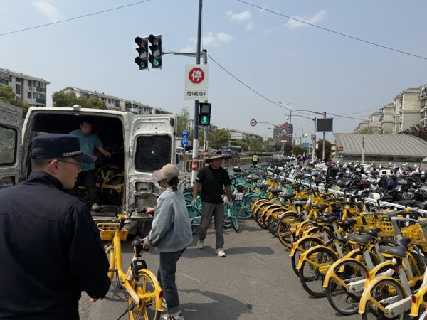 在线股票配资分红 金运路地铁站非机动车整治持续推进，多部门协同“跨前一步”才是解法